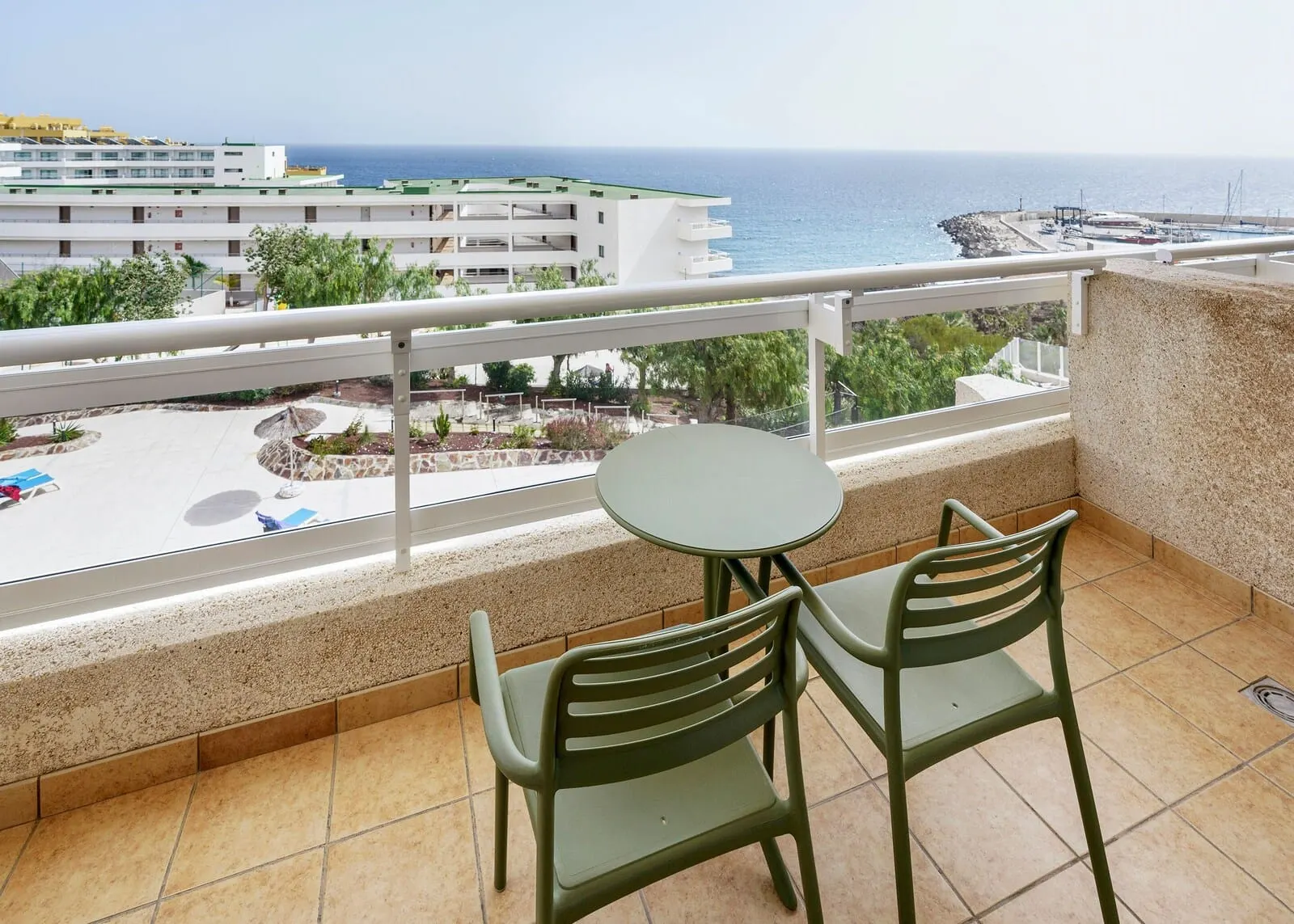 Alua Atlántico Golf Resort: A balcony with two chairs and a table