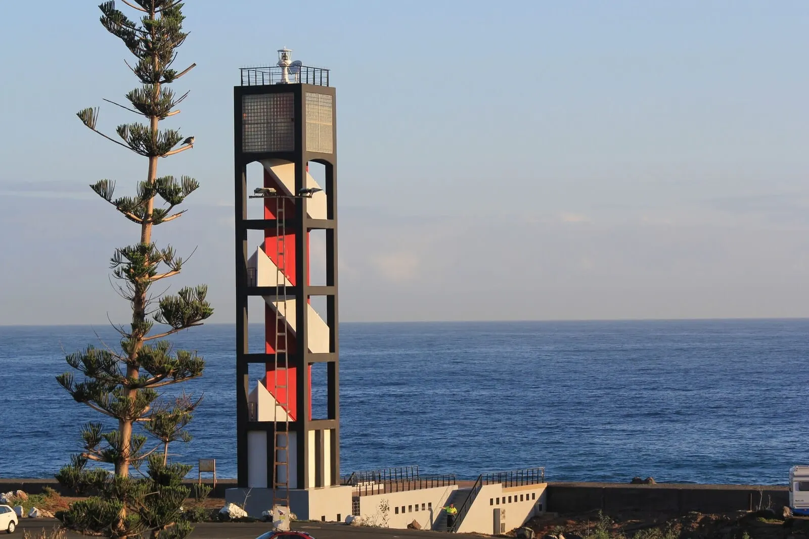 Hotel Sun Holidays: A tall tower with a red and white facade, located near a body of water