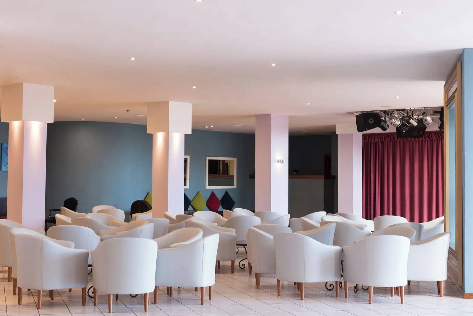 Hotel Las Águilas Tenerife, Affiliated by Meliá: A spacious room with white chairs arranged in rows