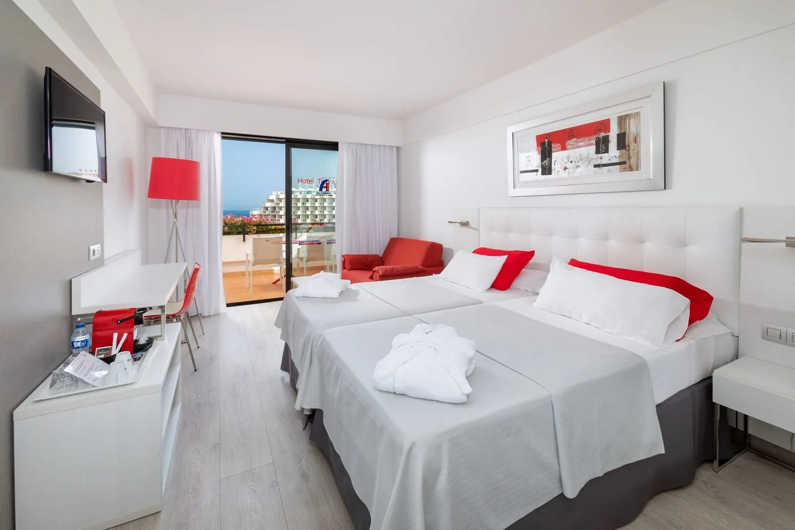 Alexandre Gala: A hotel room with two beds, a desk, a TV