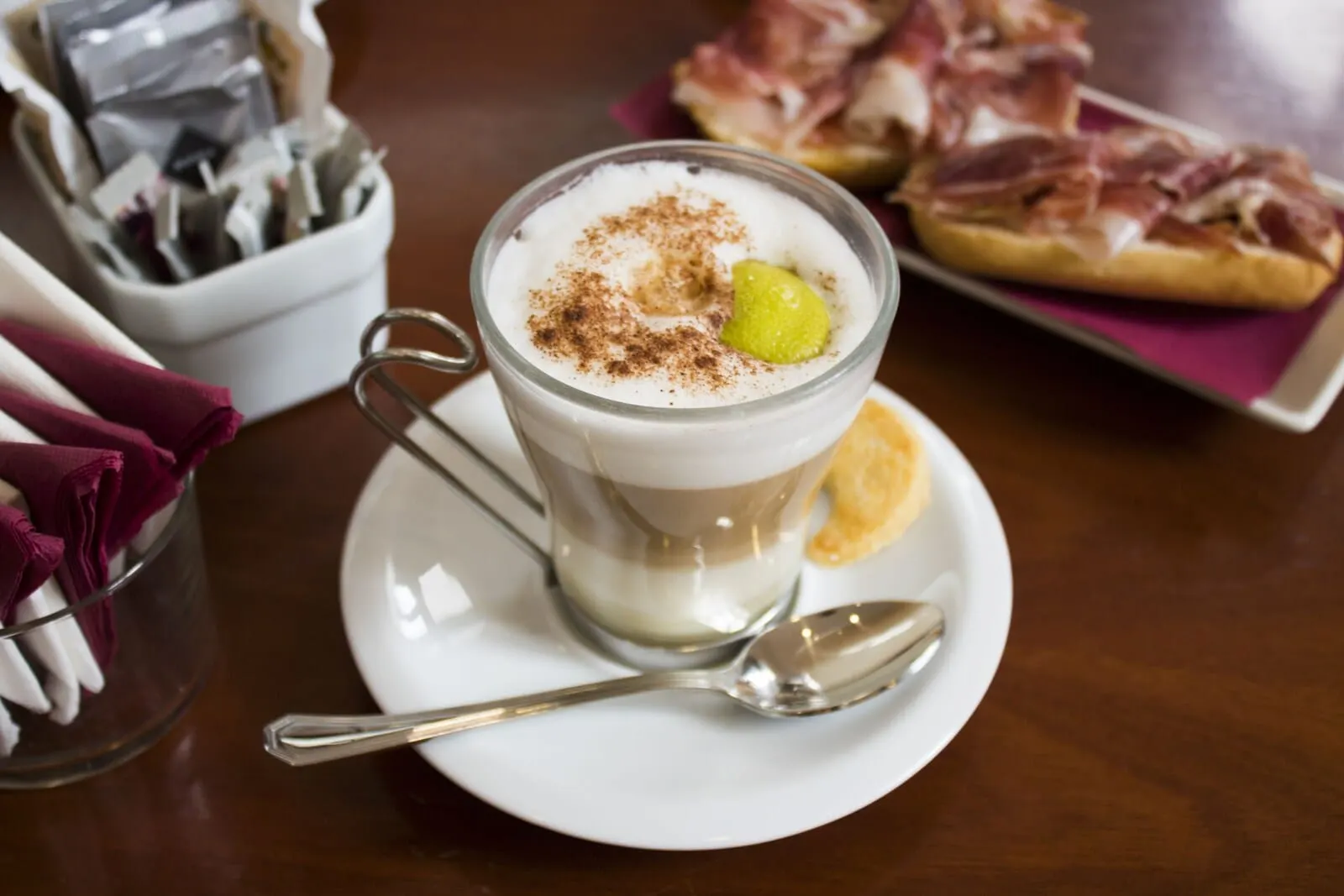 Hotel Príncipe Paz: A glass of a creamy beverage with a slice of lime and a sprinkle of cinnamon