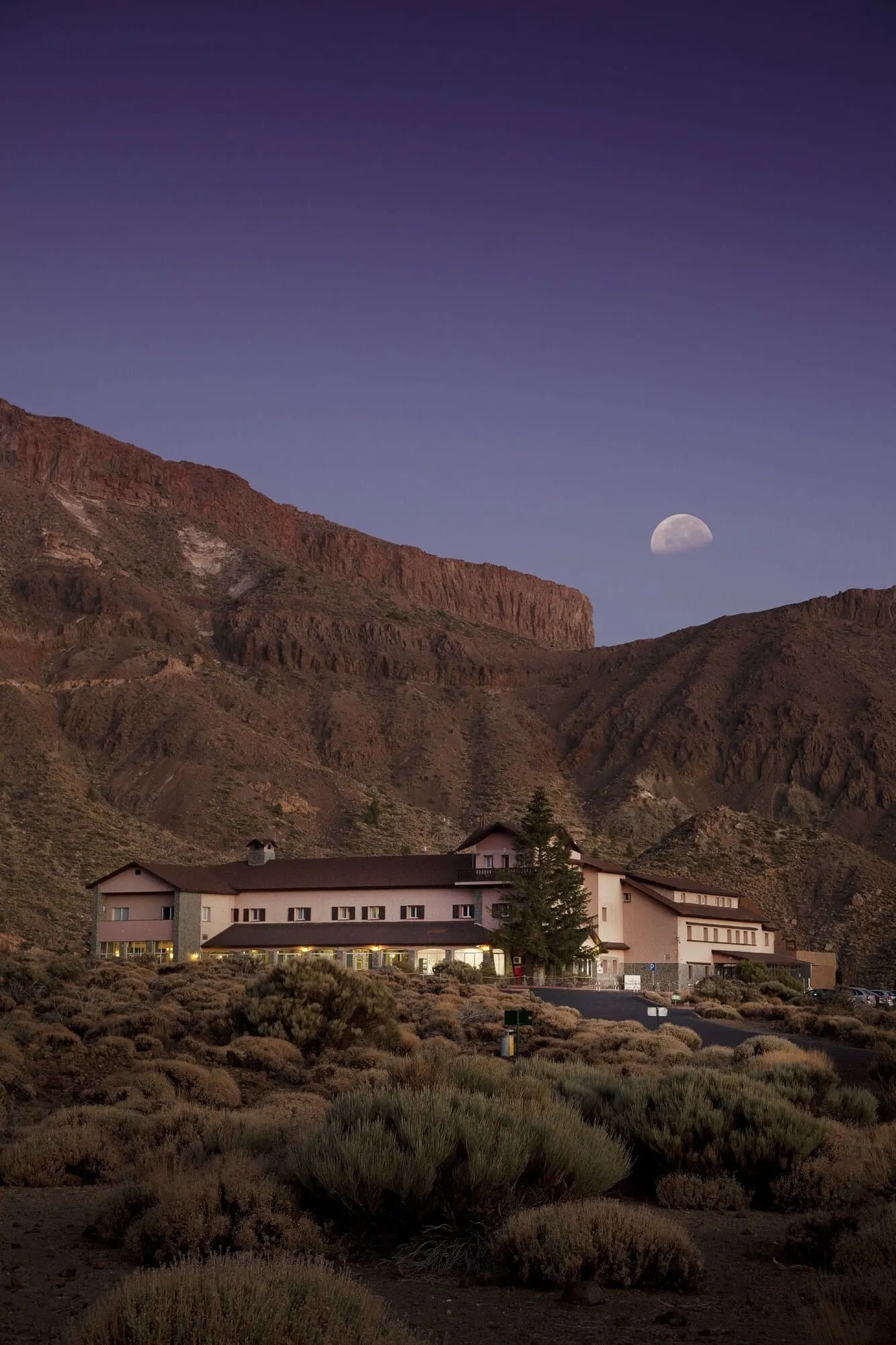Parador de Las Cañadas del Teide: A two-story building with a flat roof