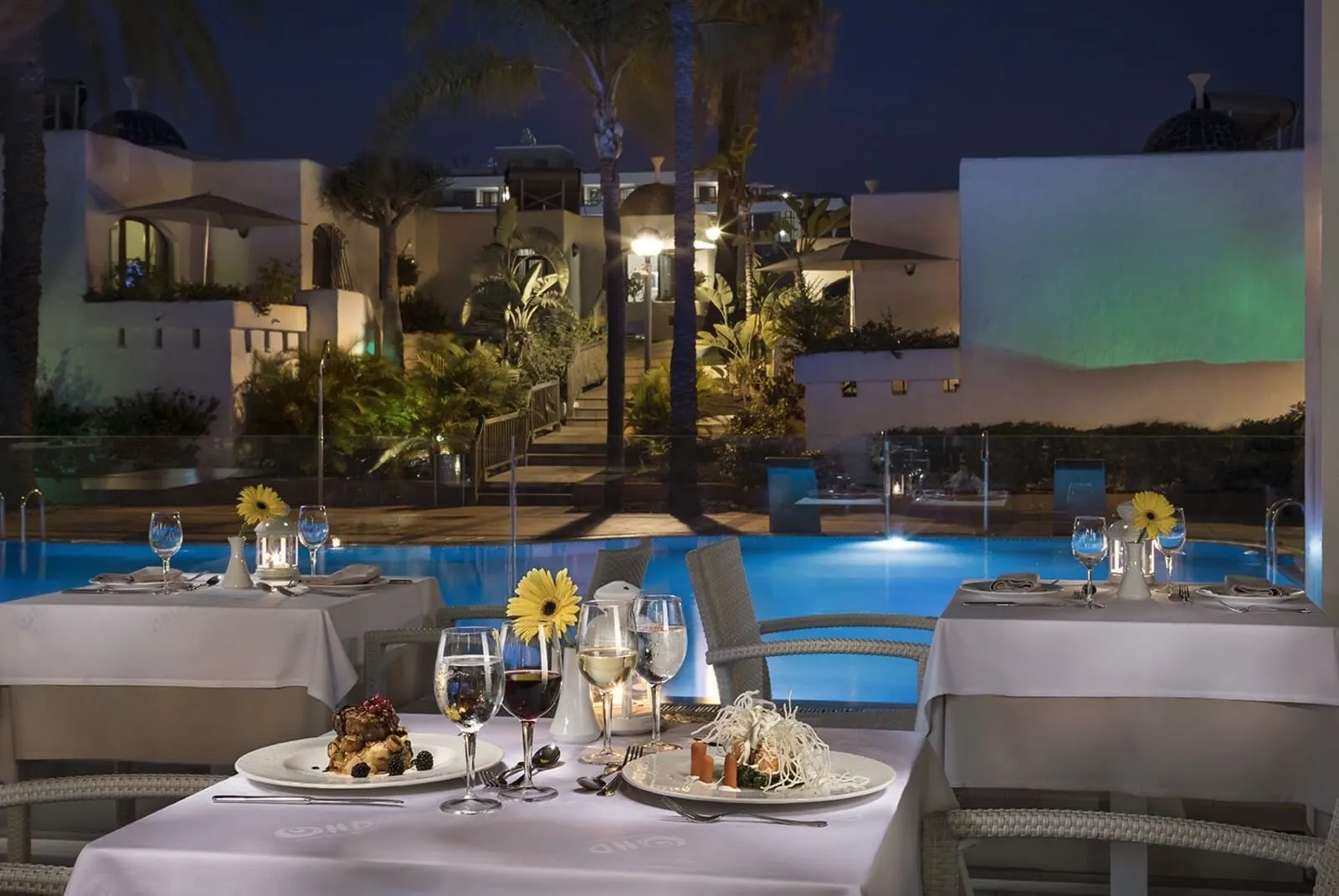 HD Parque Cristóbal Tenerife: A dining area with tables set for a meal