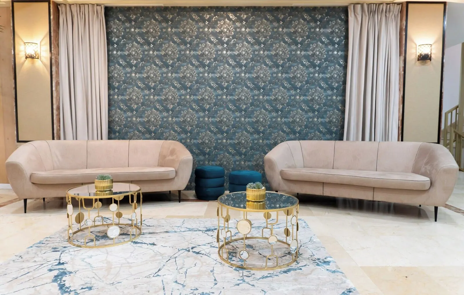 Hotel Aeropuerto Sur: A room with two beige sofas, a marble-patterned rug