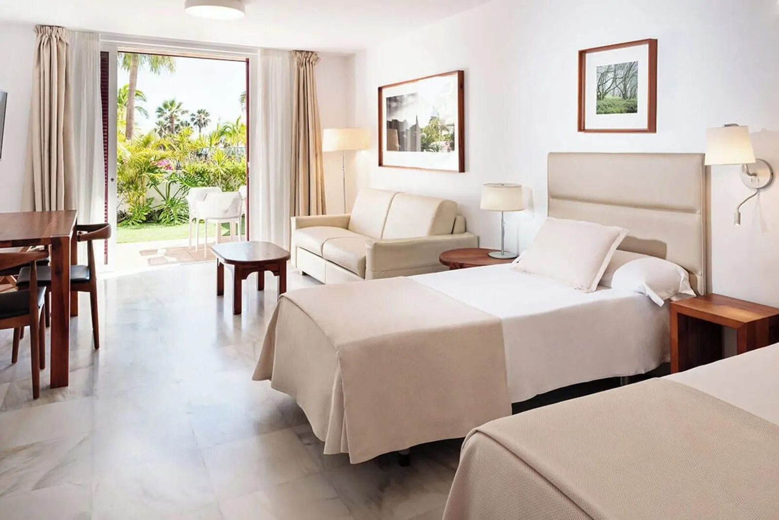 Parque Santiago IV: A hotel room with a bed, a sofa, a desk