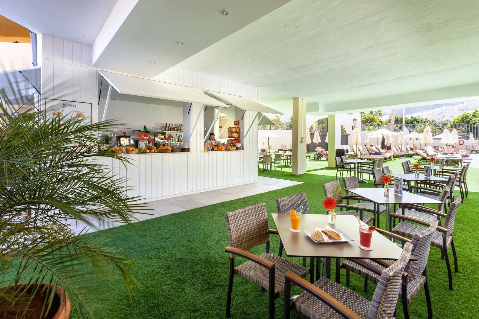 GF Isabel: A restaurant with outdoor seating, a bar, and a view of the mountains