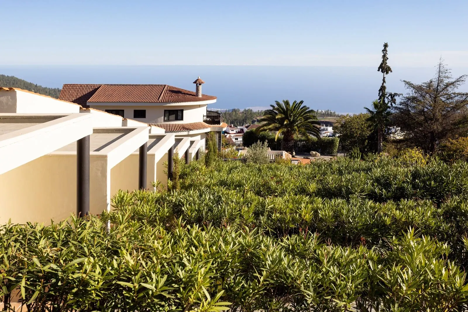 Hotel Alta Montaña: A coastal building with a tiled roof