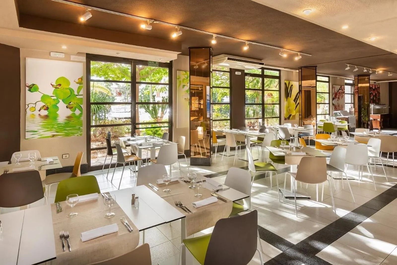 Apartamentos Aguamar: A modern restaurant with multiple tables and chairs