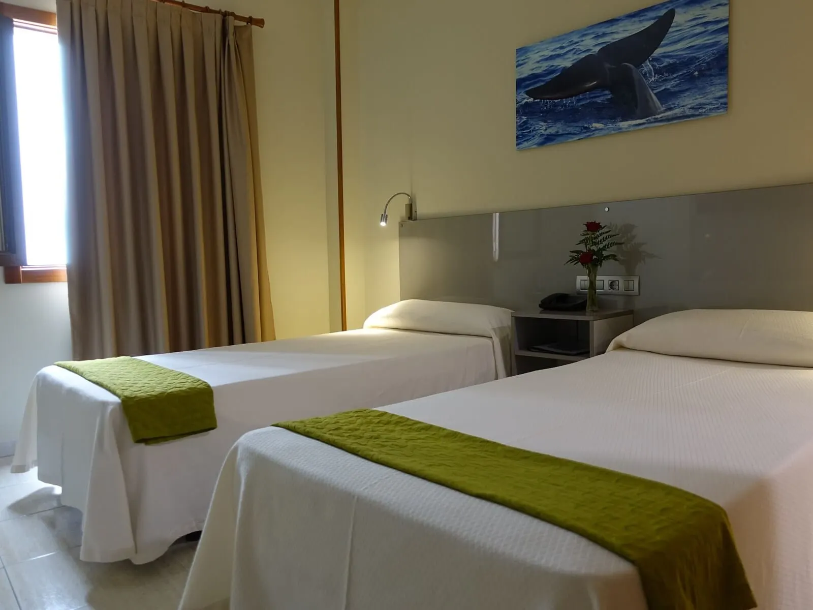 Andrea's Hotel Tenerife: A hotel room with two beds, a nightstand with a phone and a vase with flowers