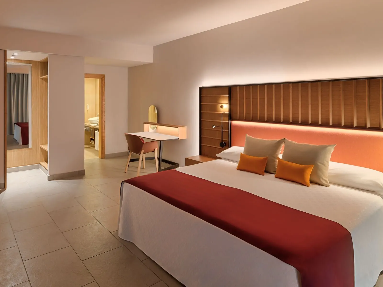 Roca Nivaria Gran Hotel: A hotel room with a large bed, a desk, and a chair