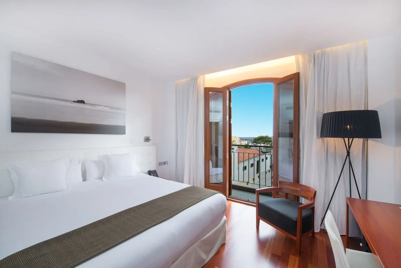 Iberostar Heritage Grand Mencey: A hotel room with a large bed, a chair, a desk