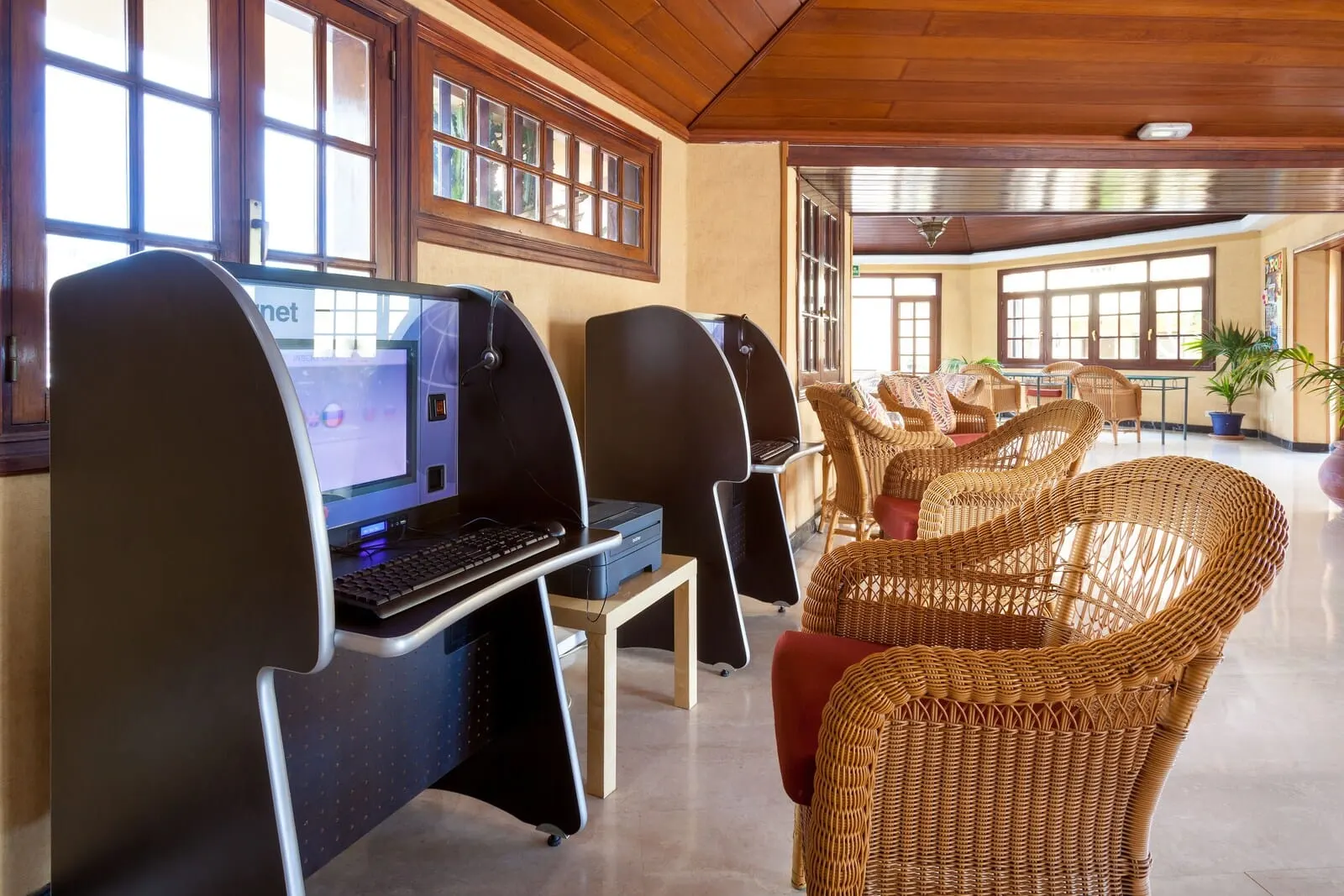 Tagoro Family & Fun Costa Adeje: A room with a computer desk, chairs, and a large window