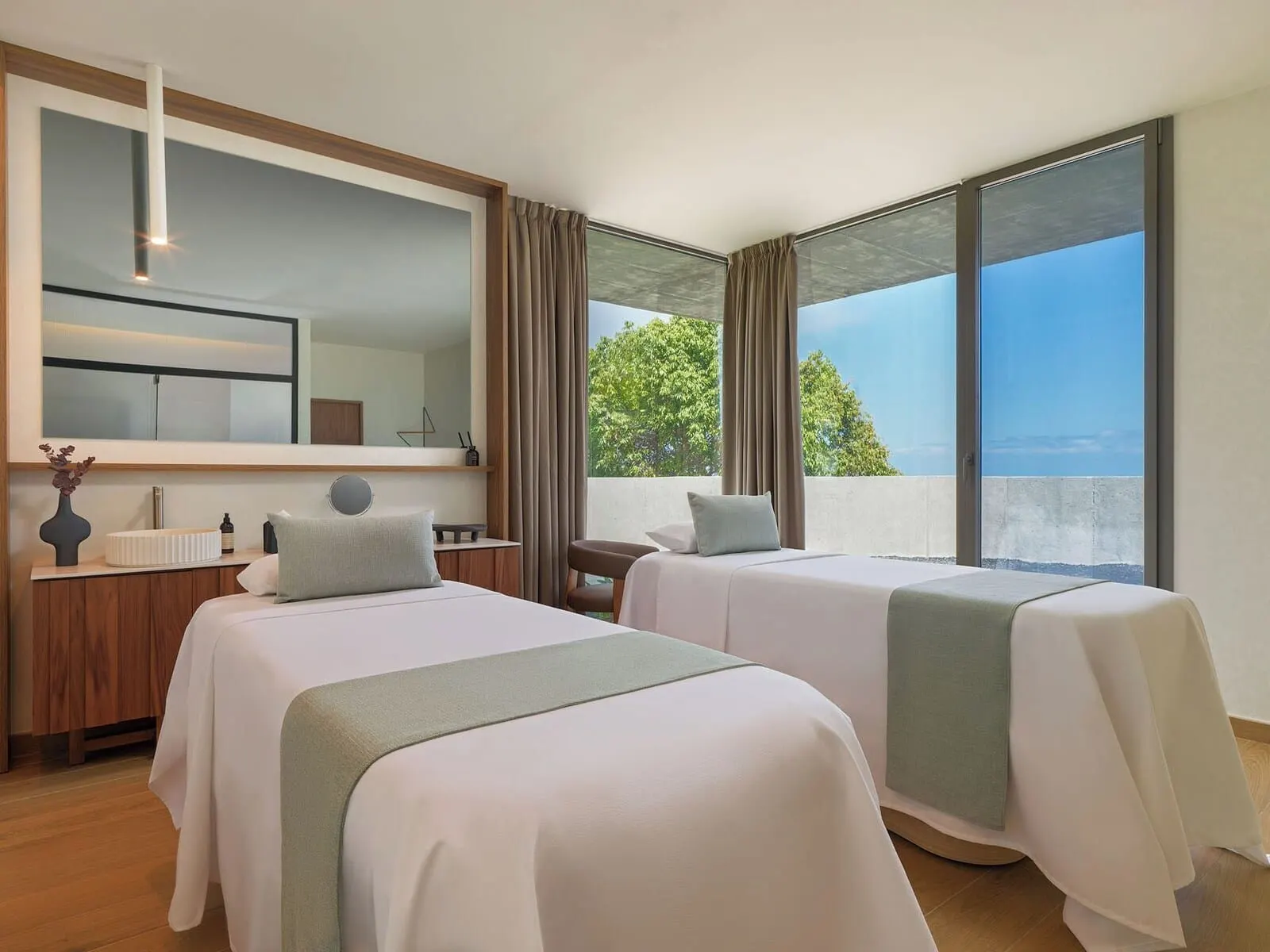 Gran Hotel Taoro: A hotel room with two beds, a large window, a mirror, and a wooden floor