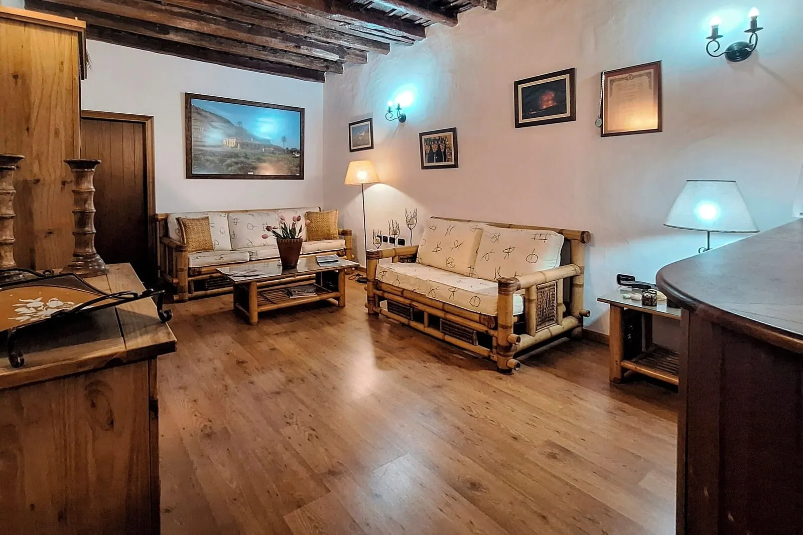Hotel Rural Bentor: A cozy living room with wooden furniture, a wooden ceiling