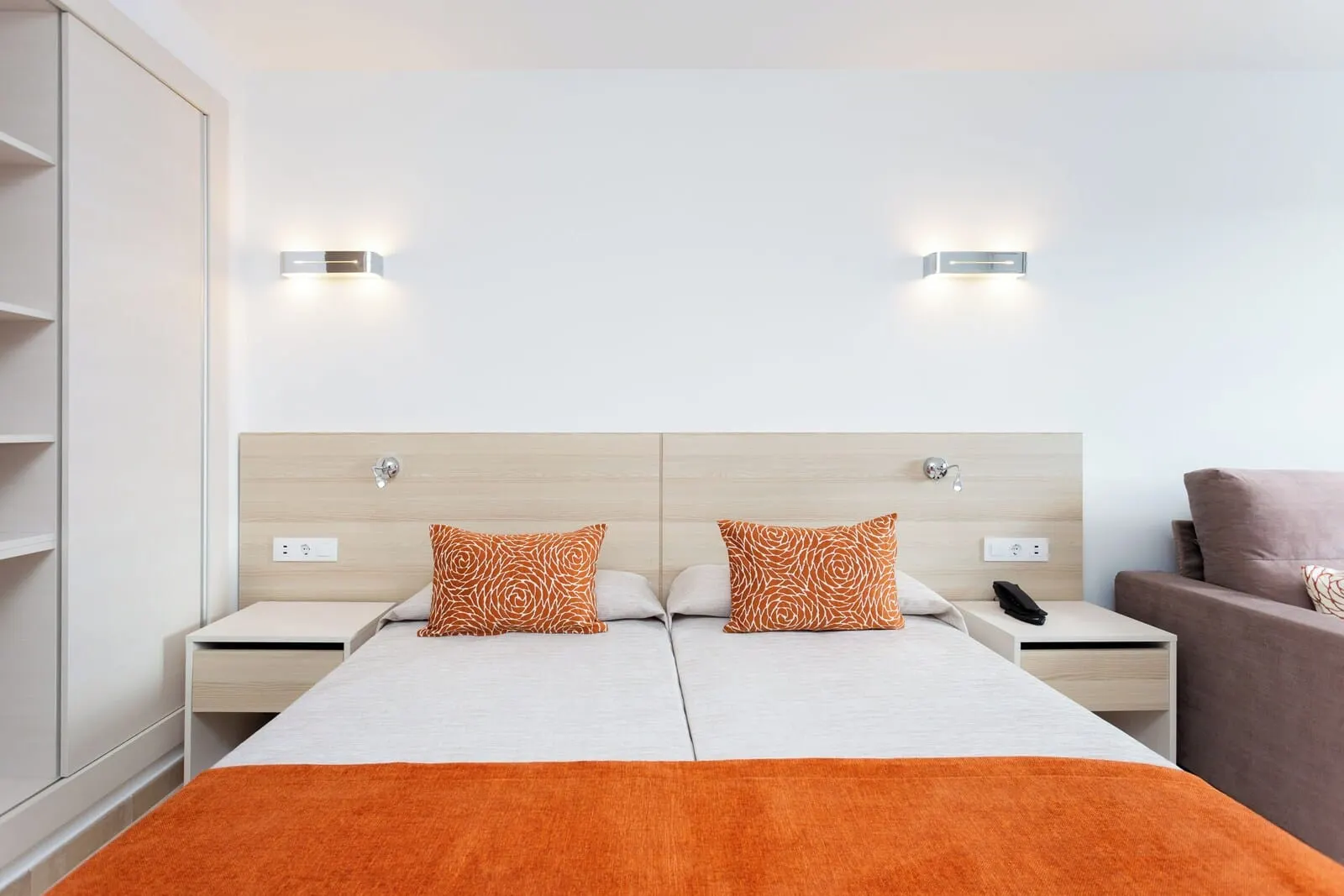 Globales Tamaimo Tropical: A hotel room with a bed, two bedside tables, a nightstand, a sofa