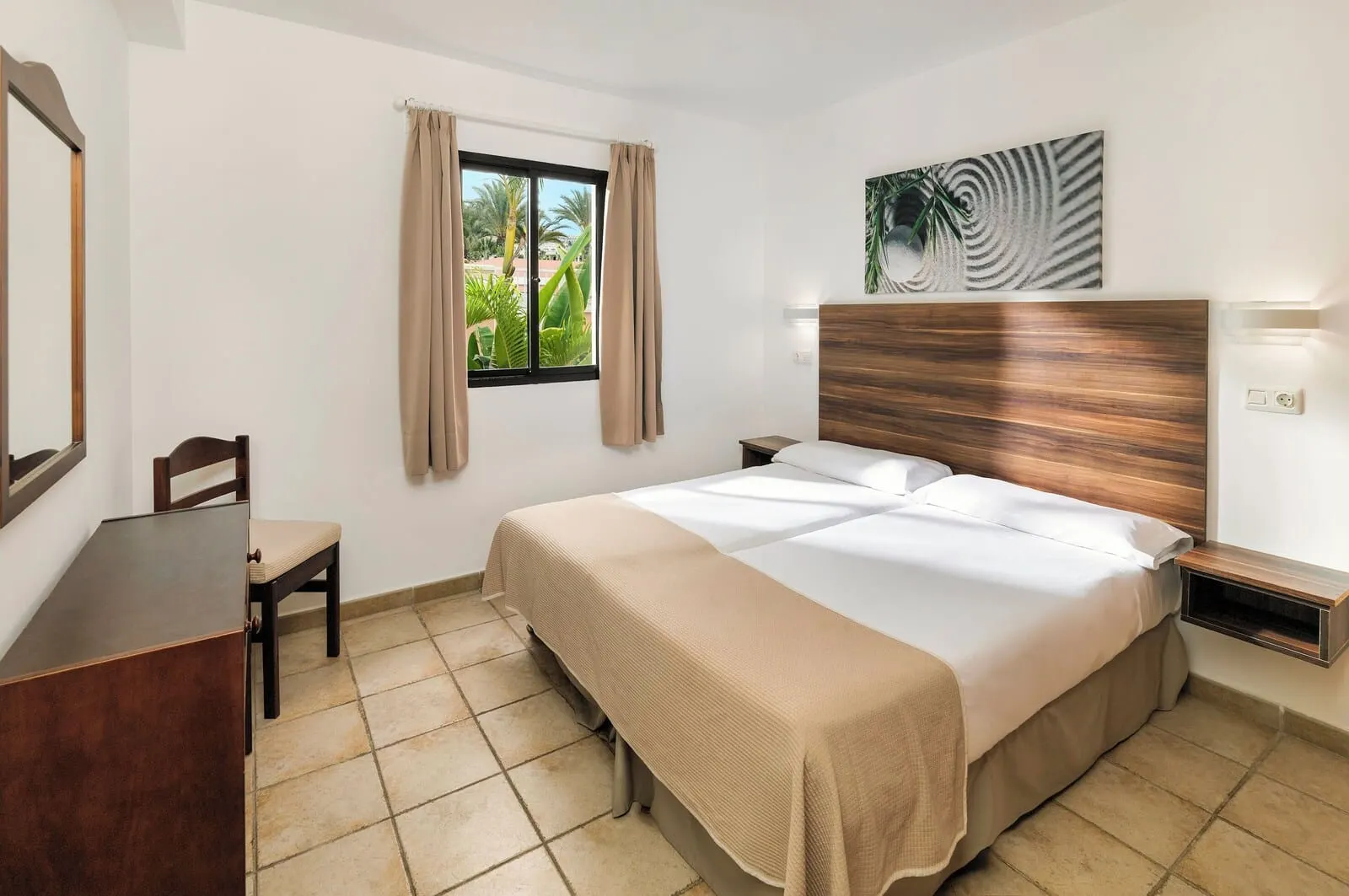 Sol Sun Beach Apartamentos: A hotel room with a bed, a desk, a chair, a window with curtains