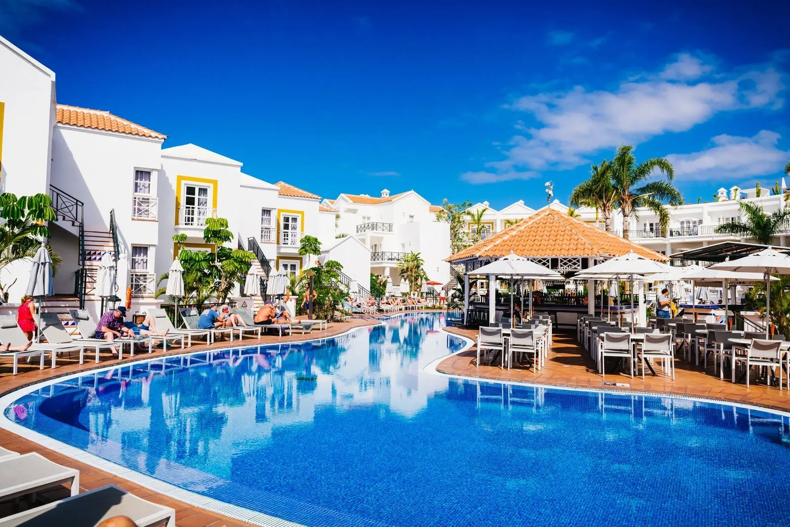 Apartamentos Parque del Sol: A swimming pool with lounge chairs and umbrellas