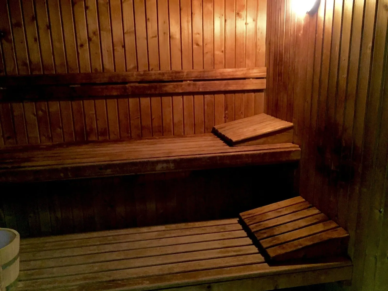 Ona Palm Beach: A wooden sauna with benches and a bench seat