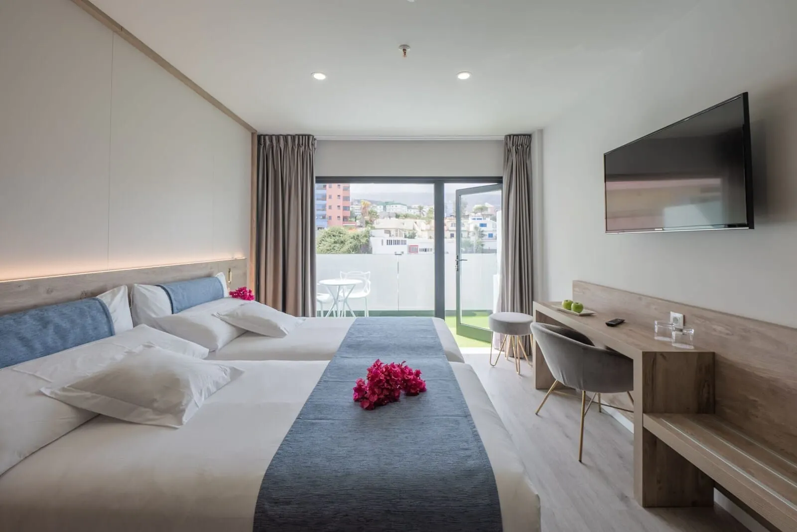 AF Valle Orotava Hotel: A hotel room with a large bed, a desk, a chair, and a TV
