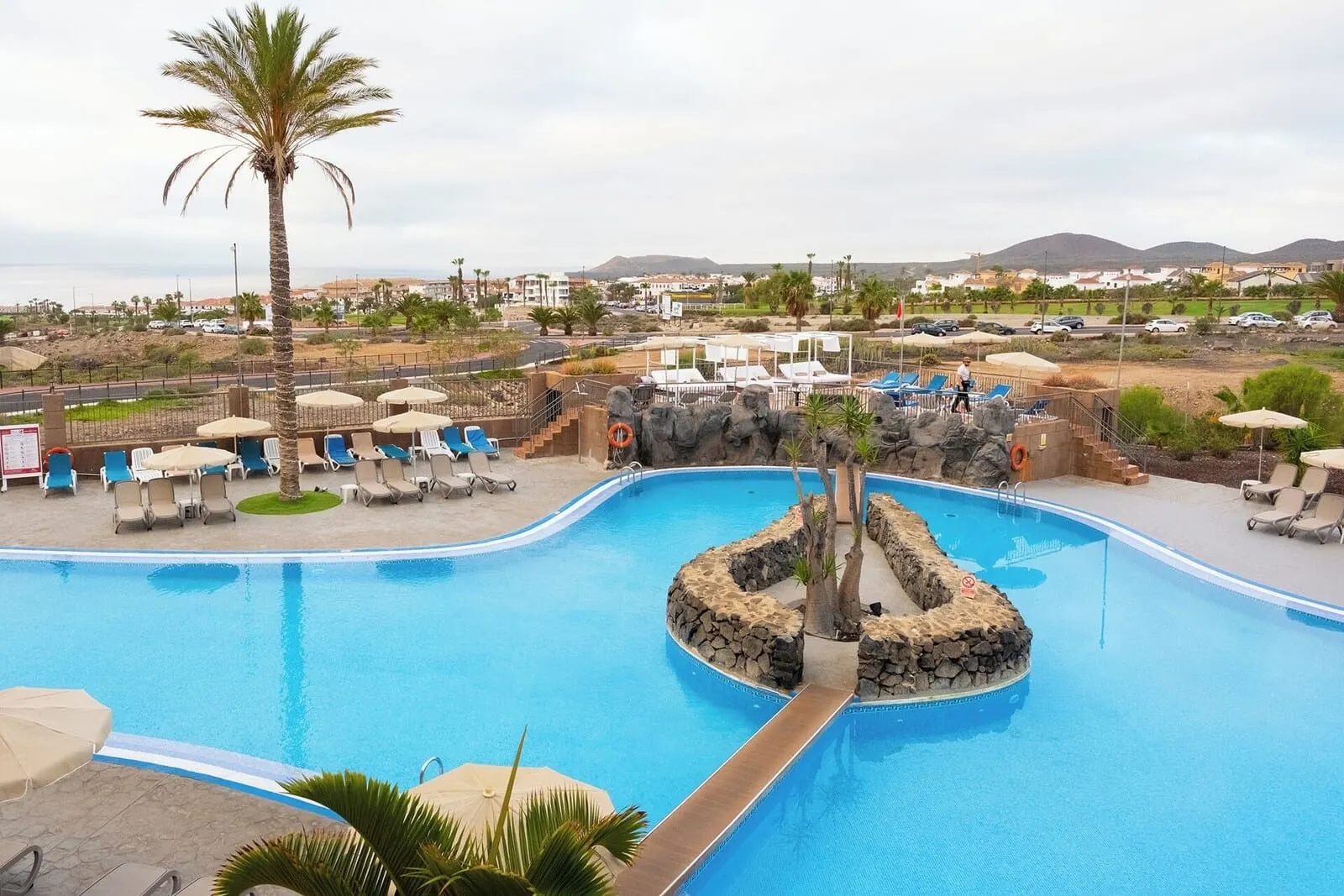 Grand Muthu Golf Plaza Hotel & Spa: A swimming pool with lounge chairs and umbrellas