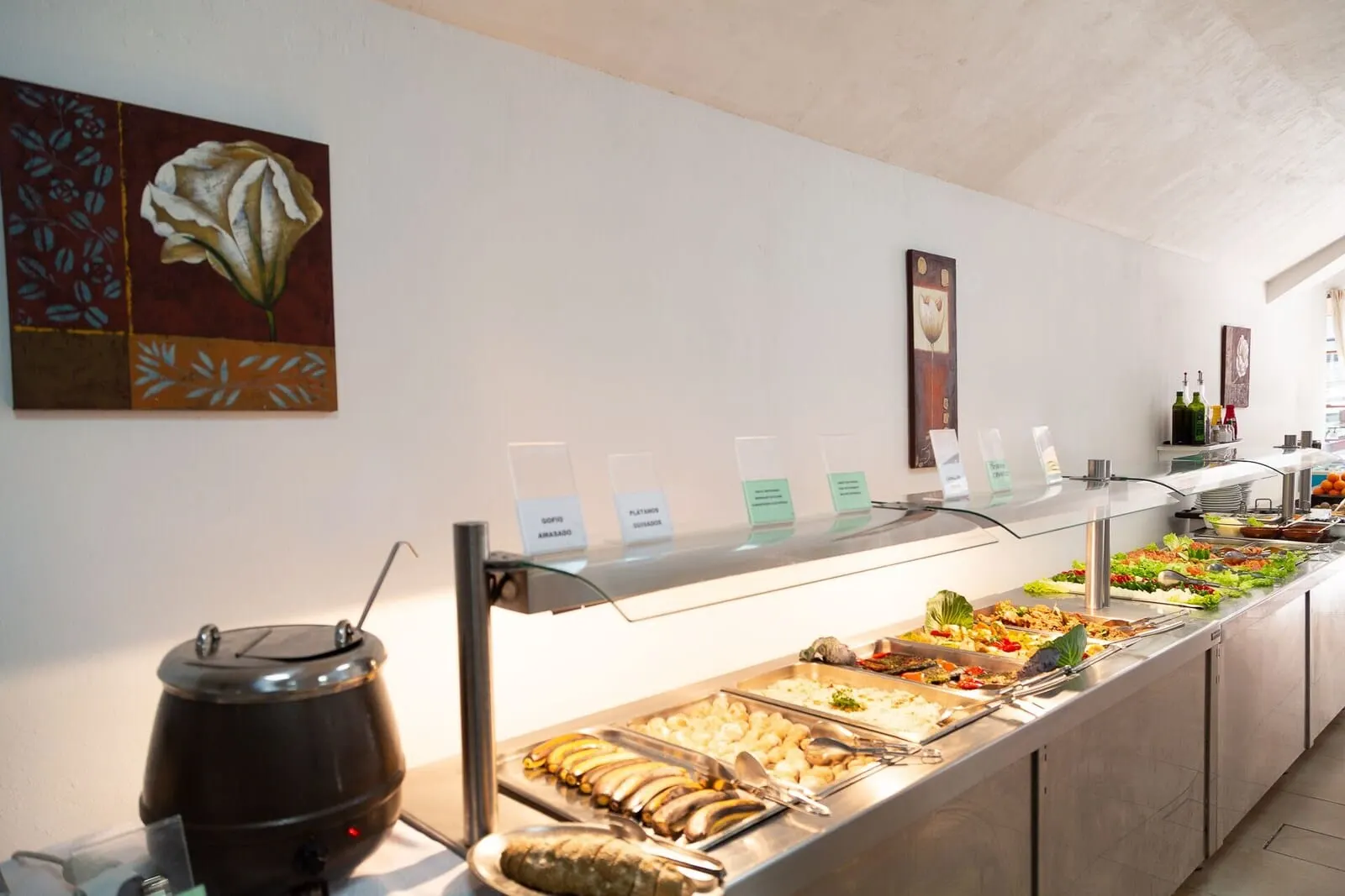 Hotel Tropical: A buffet with various food options and a coffee machine