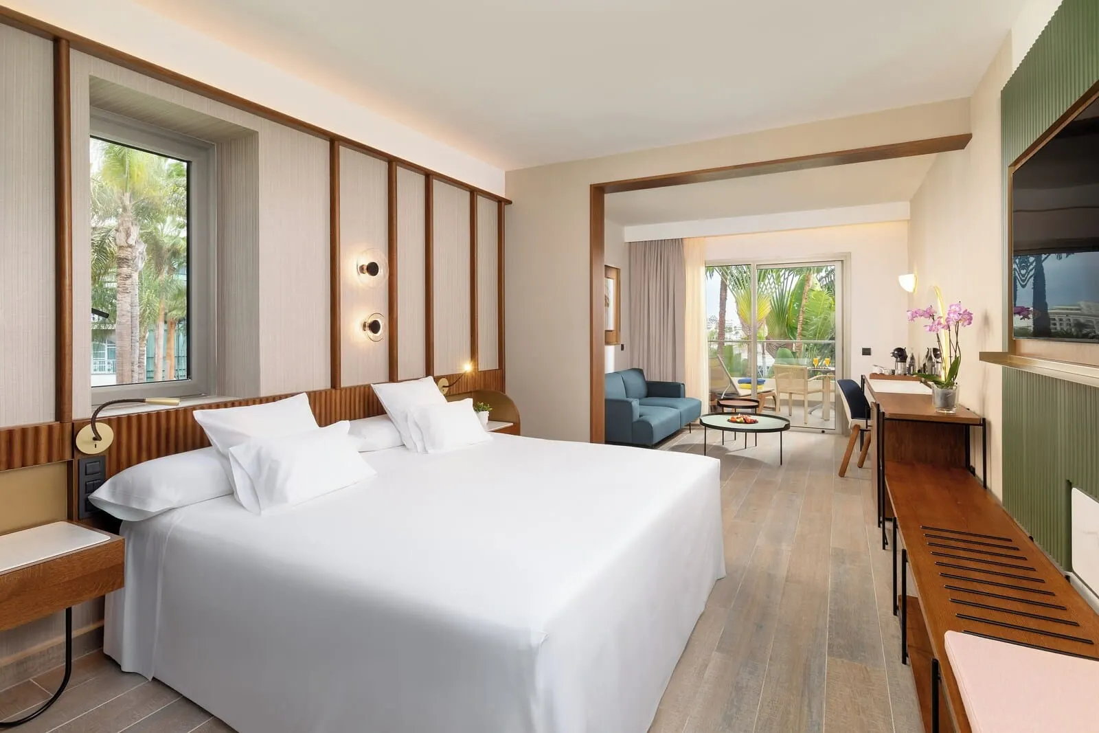 Hotel Jardines de Nivaria: A hotel room with a large bed, a desk, a chair, a sofa, and a TV