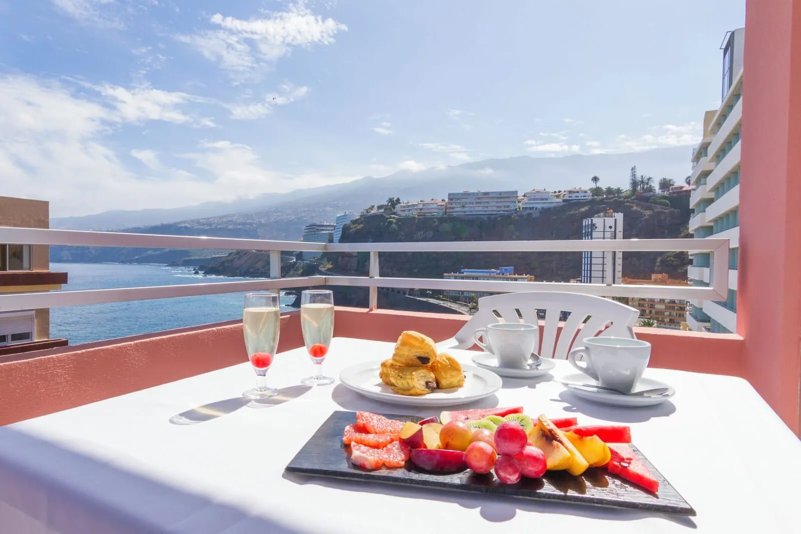 Checkin Concordia Playa: A table with a fruit platter, pastries