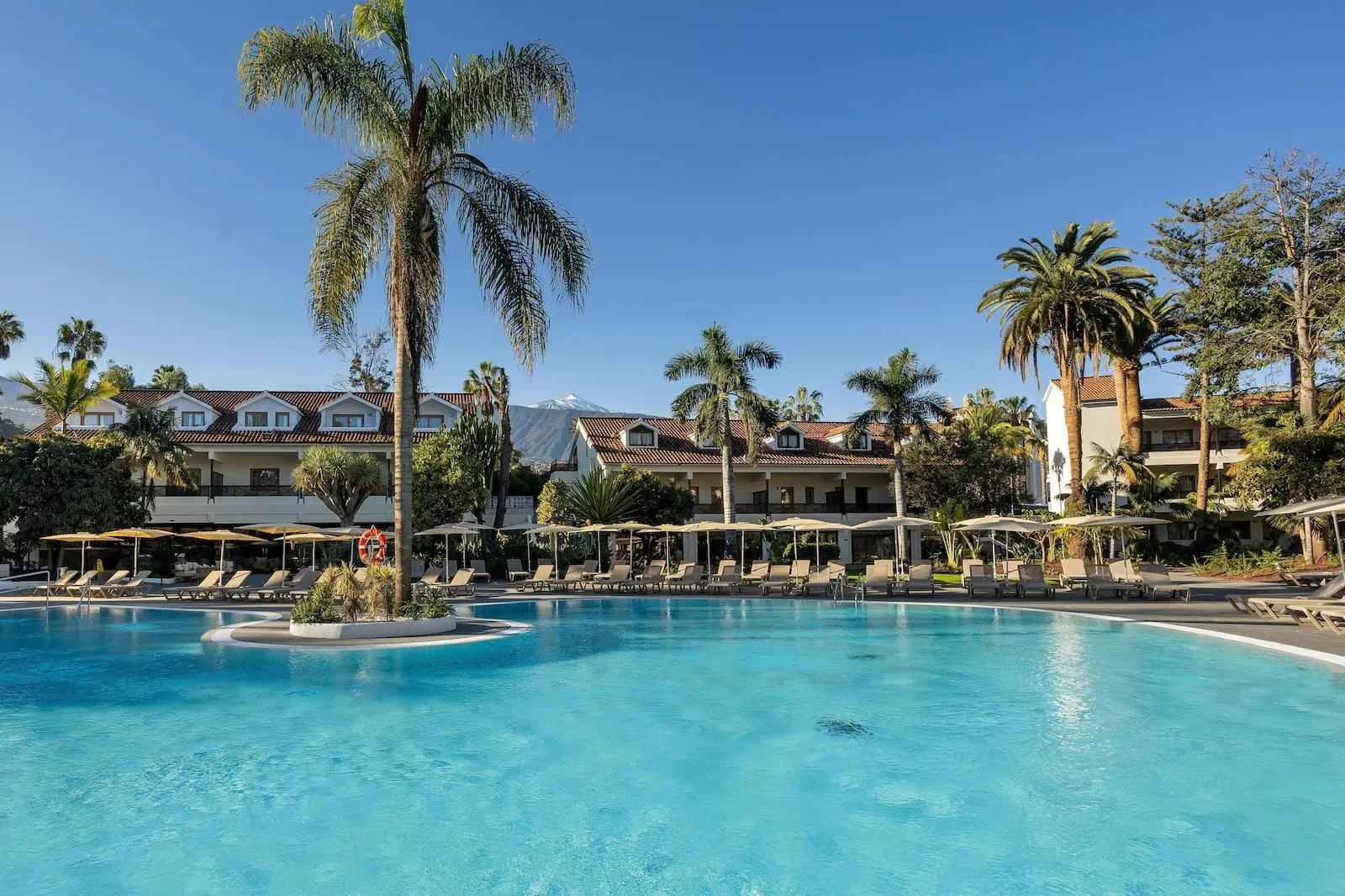 Radisson Resort & Residences Tenerife: A swimming pool with lounge chairs and umbrellas