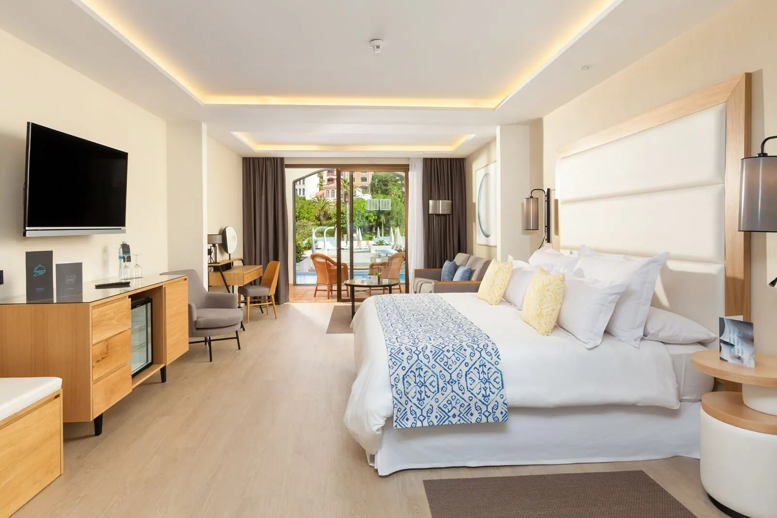 Gran Tacande Wellness & Relax: A modern hotel room with a large bed, a desk, a flat-screen TV
