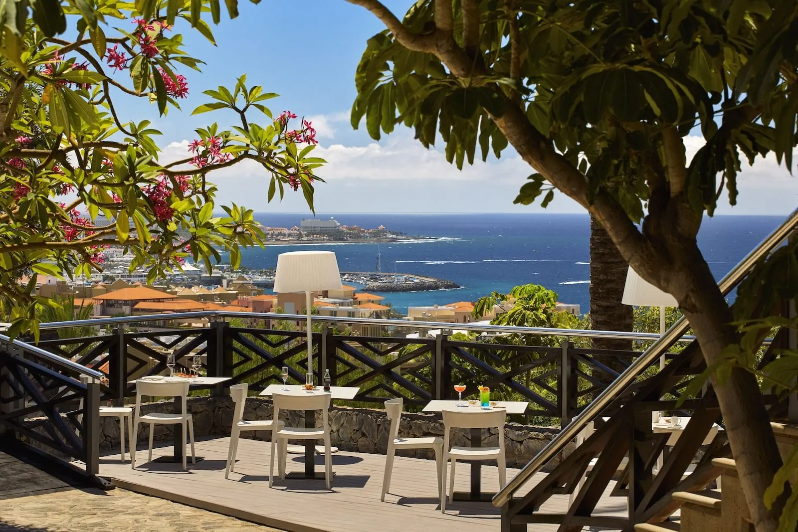 Meliá Jardines del Teide: An outdoor terrace with white tables and chairs