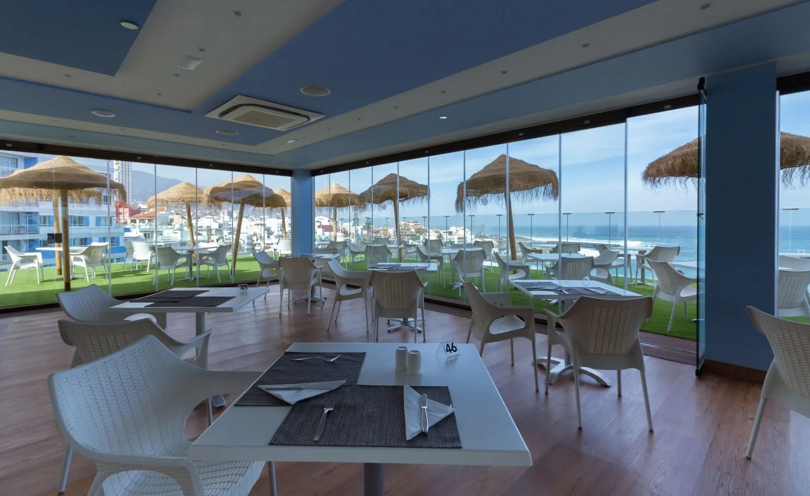 Hotel Vallemar: A restaurant with white tables and chairs, large windows with ocean views