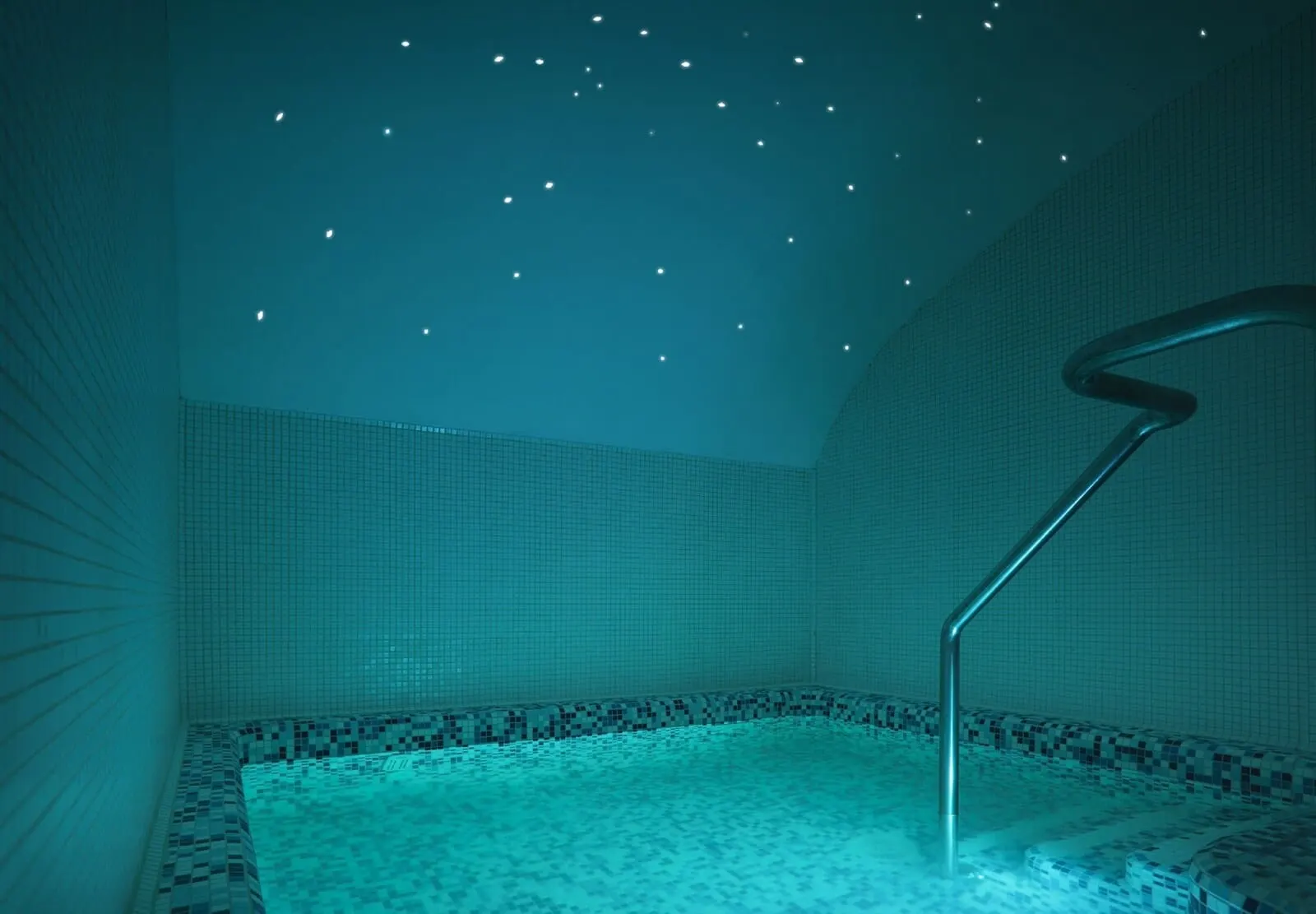 Roca Nivaria Gran Hotel: A spa room with a tiled floor, a curved metal structure