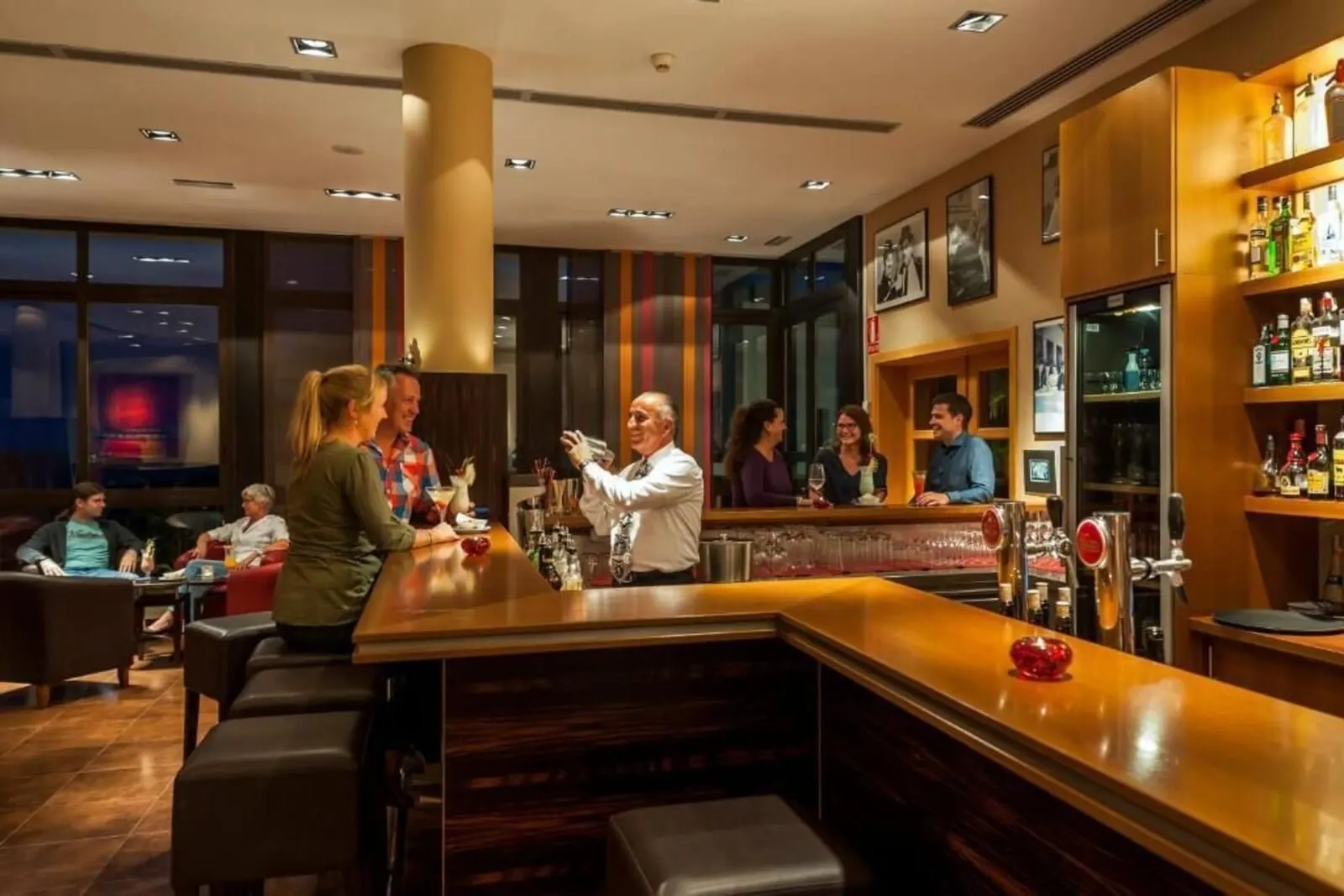 Hotel Luz del Mar: A bar area with a bartender, seated guests