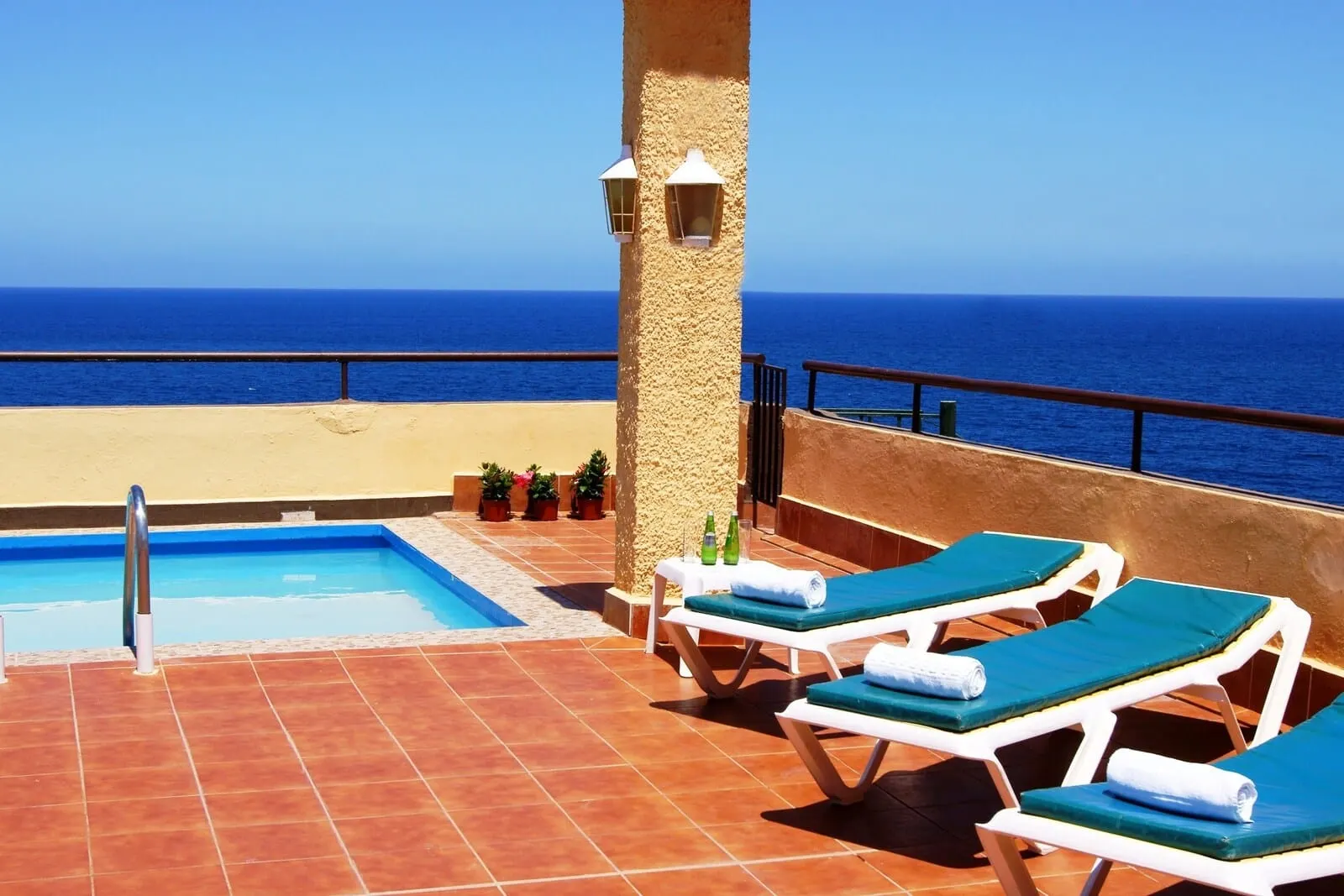 Marquesa Hotel: A poolside area with lounge chairs and a view of the ocean