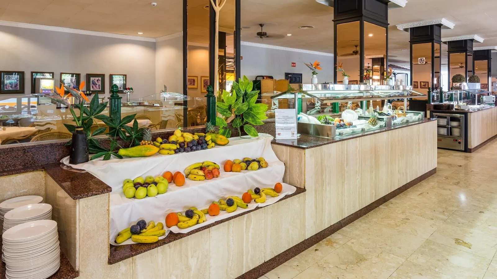 BLUESEA Costa Jardín & Spa: A buffet area with a variety of fruits and vegetables displayed on a counter
