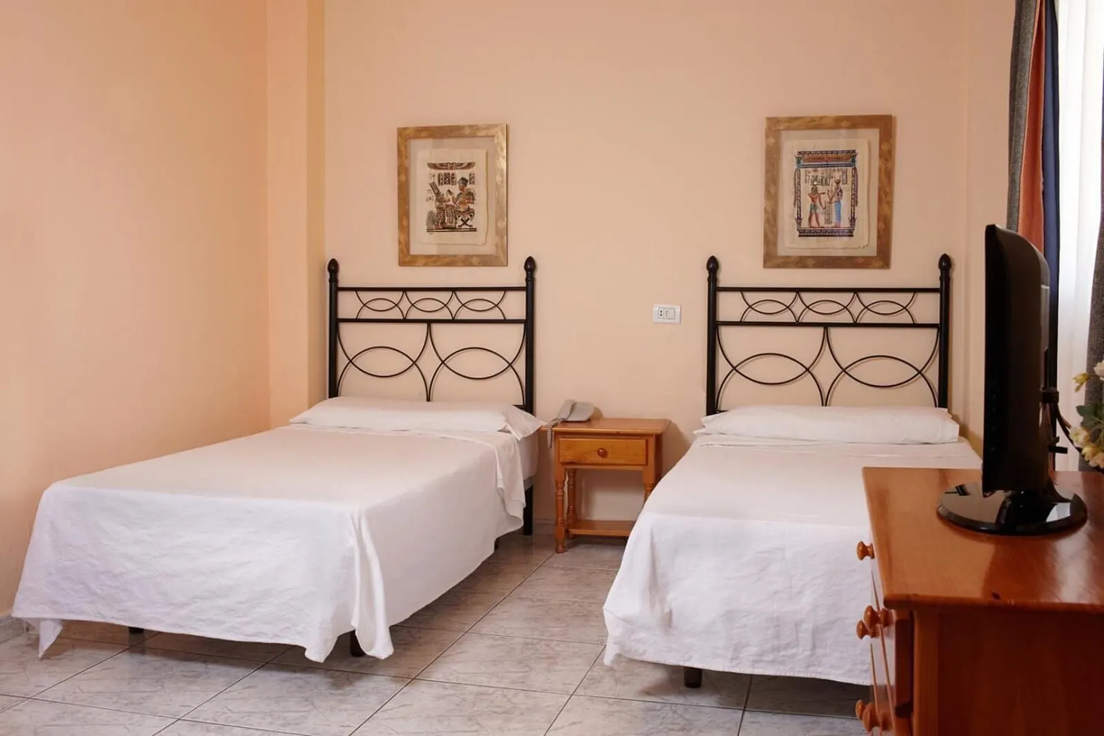 Hotel Tanausú: A room with two single beds, a wooden nightstand with a phone